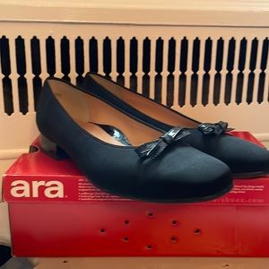 Ara women’s dress shoes ballet flats black fabric size US 8.5 EUC